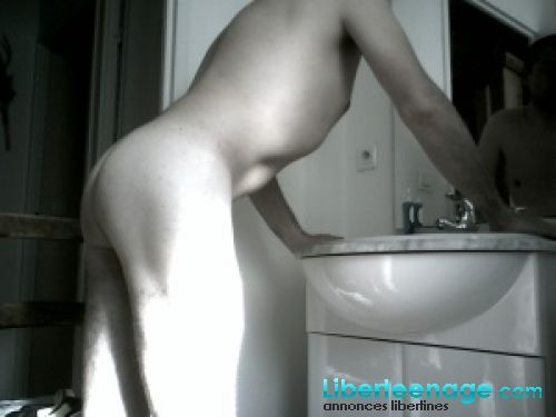 Homme coquin sensuel et carressant